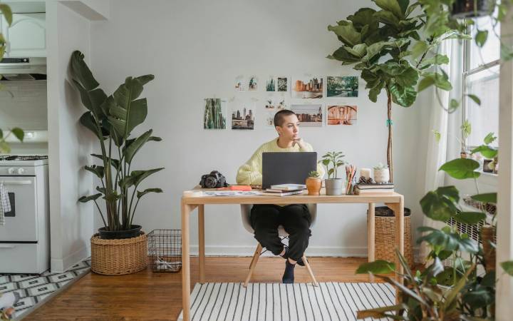 Cozy Productivity: A Cozy Workspace Inspiring Creativity and Productivity