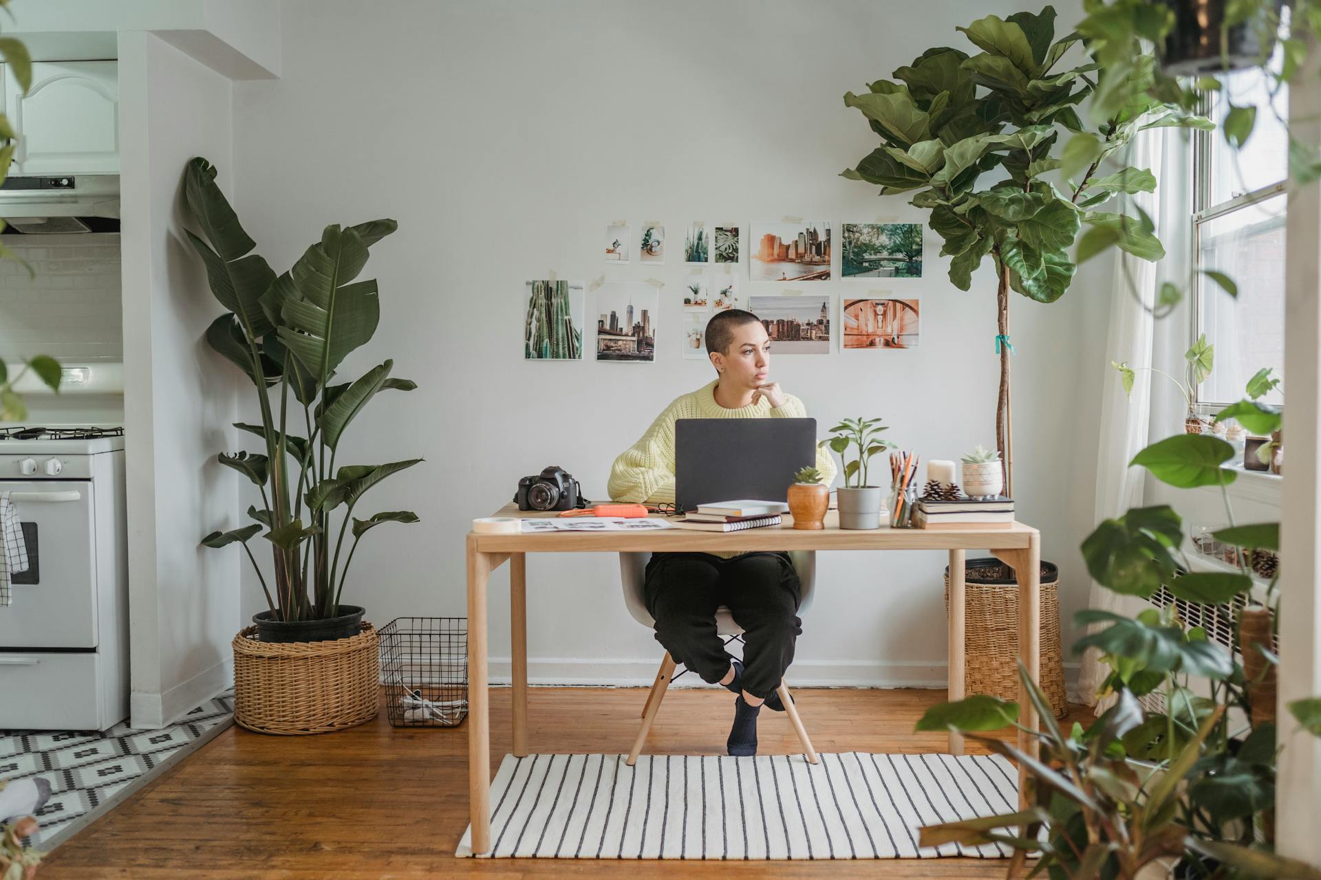 Cozy Productivity: A Cozy Workspace Inspiring Creativity and Productivity