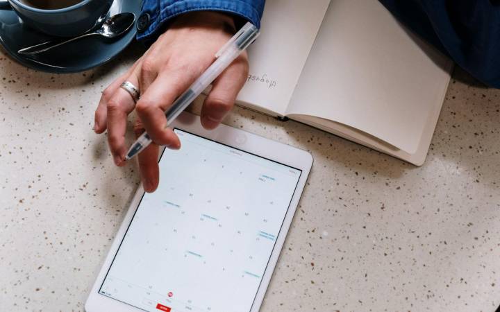 Ditch the Juggling Act: 12 Ways Automated Scheduling Will Revolutionize Your Life (and Business)